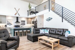 TV connectée, cheminée, livres, espaces bureaux