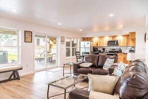 Smart TV, fireplace, books, offices