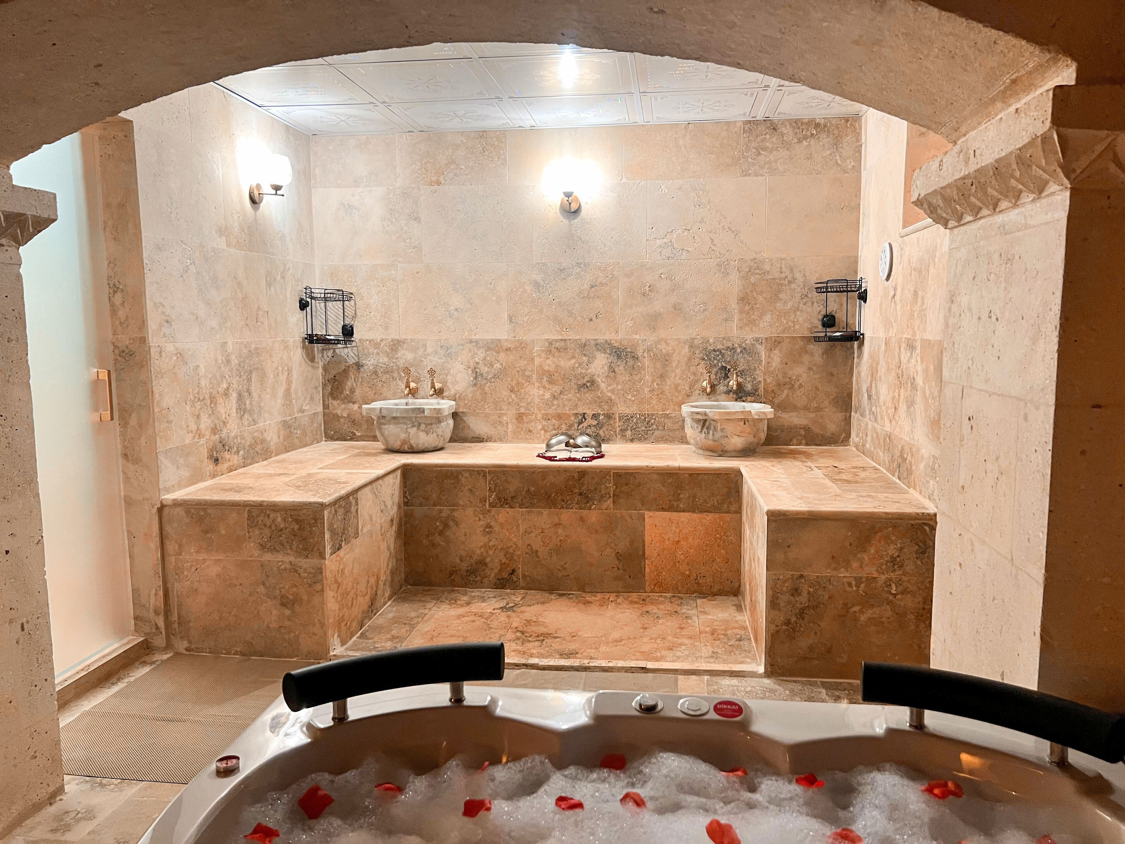 Royal Suite | Bathroom | Free toiletries, hair dryer, slippers, towels