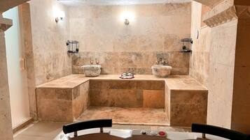 Royal Suite | Bathroom | Free toiletries, hair dryer, slippers, towels