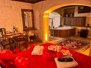 Royal Suite | Premium bedding, minibar, free cribs/infant beds, free WiFi - Flora Stone House (Uchisar)