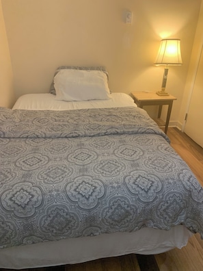 3 habitaciones, tabla de planchar con plancha, wifi y ropa de cama 