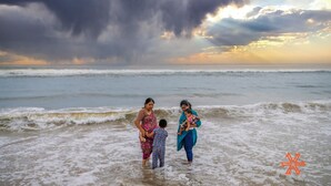 Escena de playa con cielo tormentoso y olas.