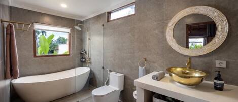 Villa, 1 chambre, balcon, vue jardin | Salle de bain | Articles de toilette gratuits, serviettes fournies, savon, shampoing