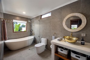 Vila, 1 quarto, sacada, vista para o jardim | Banheiro | Produtos de toalete grátis, toalhas de banho, sabonete, shampoo