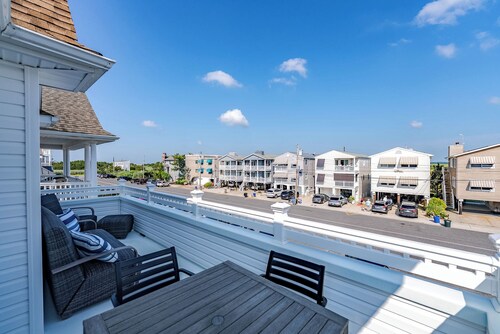 3BR Oasis – Ocean Side, Sunset Views, Rooftop Deck