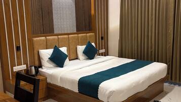 Luxury Villa, 3 Bedrooms, Mountain View | Premium bedding, pillow-top beds, free WiFi, bed sheets