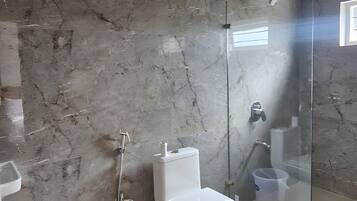 Vila Deluks, balkon, pemandangan gunung | Kamar mandi | Shower, handuk, sabun, dan sampo