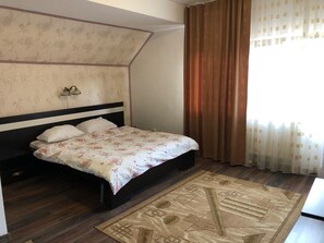 ห้องดีลักซ์ดับเบิล | โต๊ะทำงาน, Wi-Fi ฟรี, ผ้าปูที่นอน