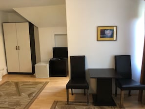Dreibettzimmer | Schreibtisch, kostenloses WLAN, Bettwäsche