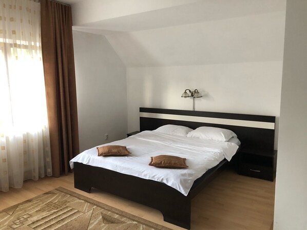 Habitación doble | Escritorio, wifi gratis, ropa de cama