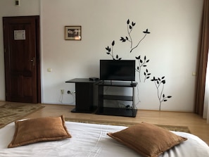 Double Room | Desk, free WiFi, bed sheets