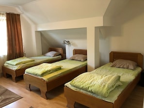 Dreibettzimmer | Schreibtisch, kostenloses WLAN, Bettwäsche