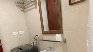 Chambre, 1 chambre, accessible aux personnes à mobilité réduite, balcon | Salle de bain