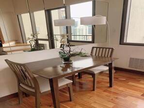 Room, 1 Bedroom, Accessible, Balcony | Dining