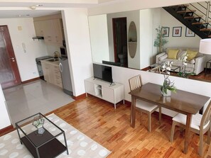 Room, 1 Bedroom, Accessible, Balcony | Living room