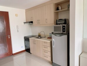 Room, 1 Bedroom, Accessible, Balcony | Private kitchen