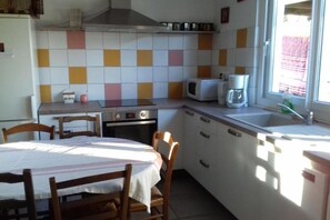 Kylskåp, mikrovågsugn, ugn och spishäll