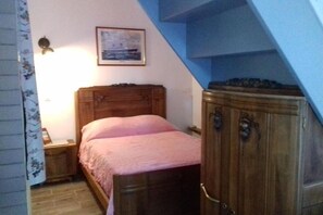 2 bedrooms, iron/ironing board, travel cot, free WiFi