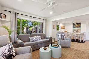 TV connectée, lecteur de DVD, table de tennis de table, livres