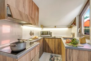 Apartamento familiar, varias habitaciones (Appartamento Alpine Inspiration) | Cocina privada | Frigorífico, microondas, placa de cocina y lavavajillas