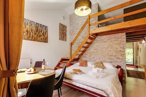 Family Apartment, 1 Bedroom (Appartamento Alpine Inspiration) | 1 bedroom, laptop workspace, free WiFi, bed sheets