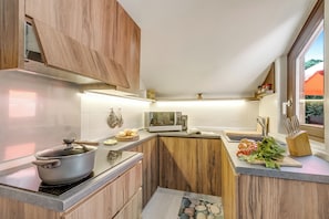 Peti sejuk, ketuhar gelombang mikro, dapur, mesin basuh pinggan mangkuk