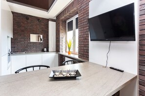 Apartamento clásico, vistas a la ciudad | Cocina privada | Hervidor eléctrico