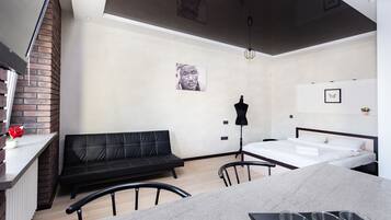 Klassiek appartement, uitzicht op stad | Woonruimte | Een 37-inch flatscreentelevisie met kabelzenders