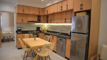 Fridge, oven, stovetop, dishwasher