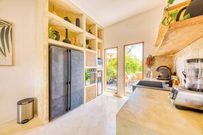 Fridge, oven, stovetop, coffee/tea maker