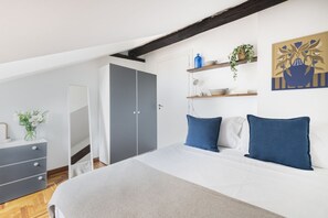 3 bedrooms, desk, iron/ironing board