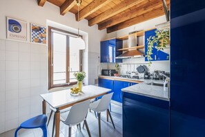 Réfrigérateur, four à micro-ondes, un four, surface de cuisson