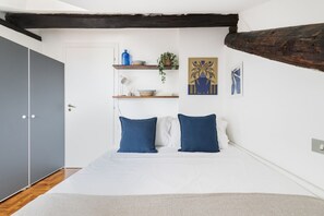3 chambres, bureau, fer et planche à repasser