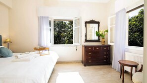 Casa, vista al patio | Tabla de planchar con plancha y wifi gratis 