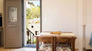 House, Courtyard View | Private kitchen | Electric kettle