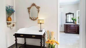 Casa, vista al patio | Tabla de planchar con plancha y wifi gratis 
