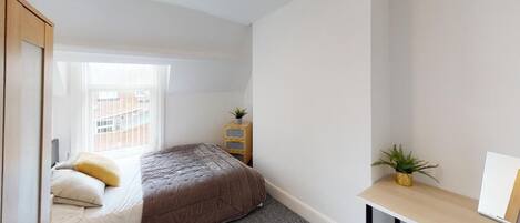 4 bedrooms, iron/ironing board, free WiFi, bed sheets