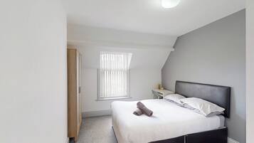 4 kamar tidur, setrika/meja setrika, Wi-Fi gratis, dan seprai linen