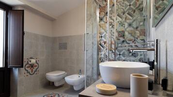 标准双人房或双床房, 2 张单人床, 无烟房, 私人浴室 | 浴室 | 淋浴设施、吹风机、拖鞋、毛巾