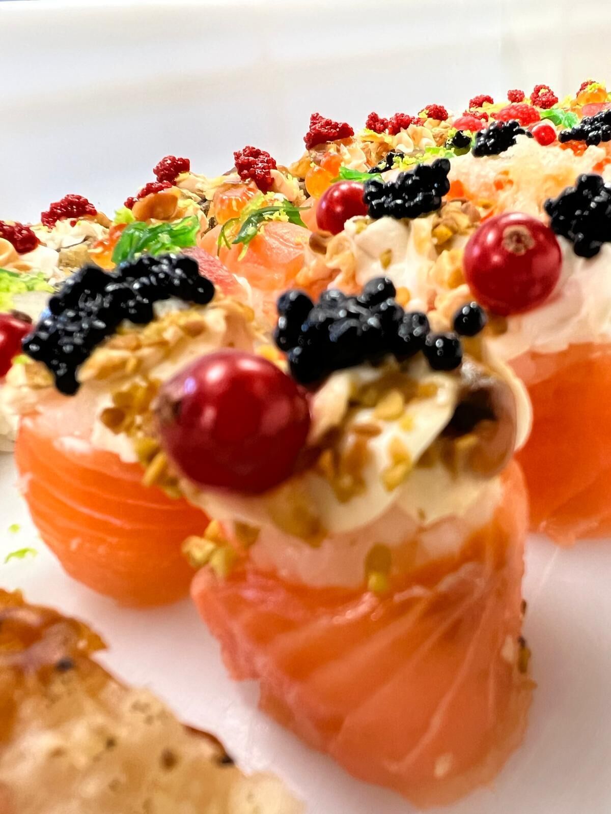 Prato com salmão, frutas vermelhas e nozes.
