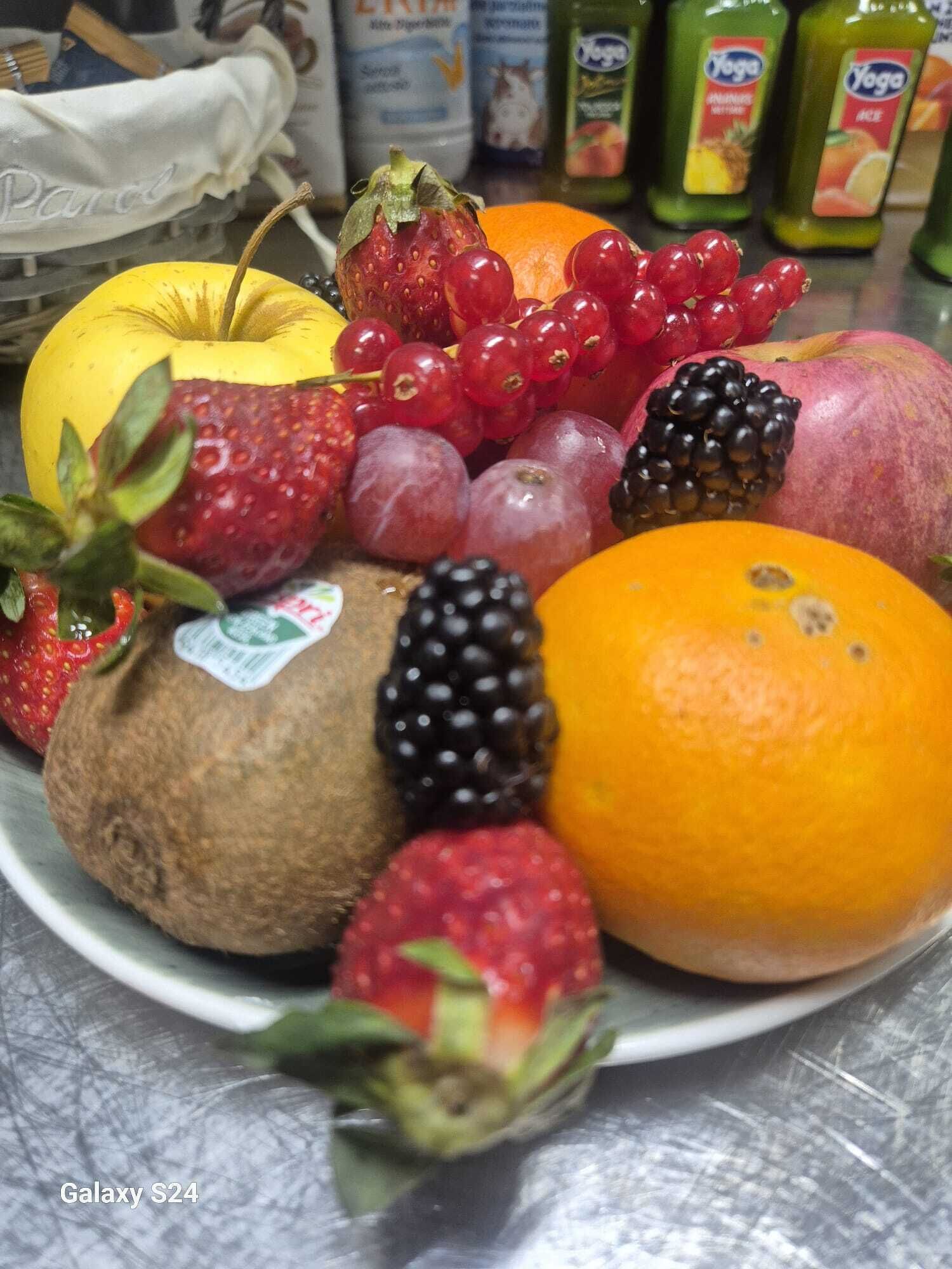 Un plat amb assortiment de fruites com freses, raïm, kiwi, taronja i mango.