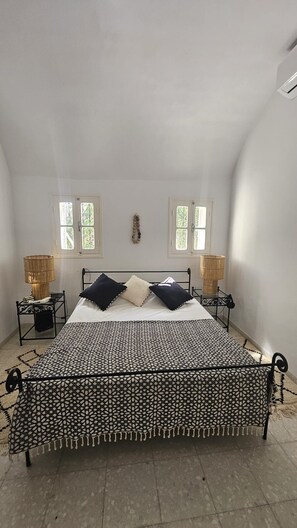 5 bedrooms, iron/ironing board, WiFi, bed sheets