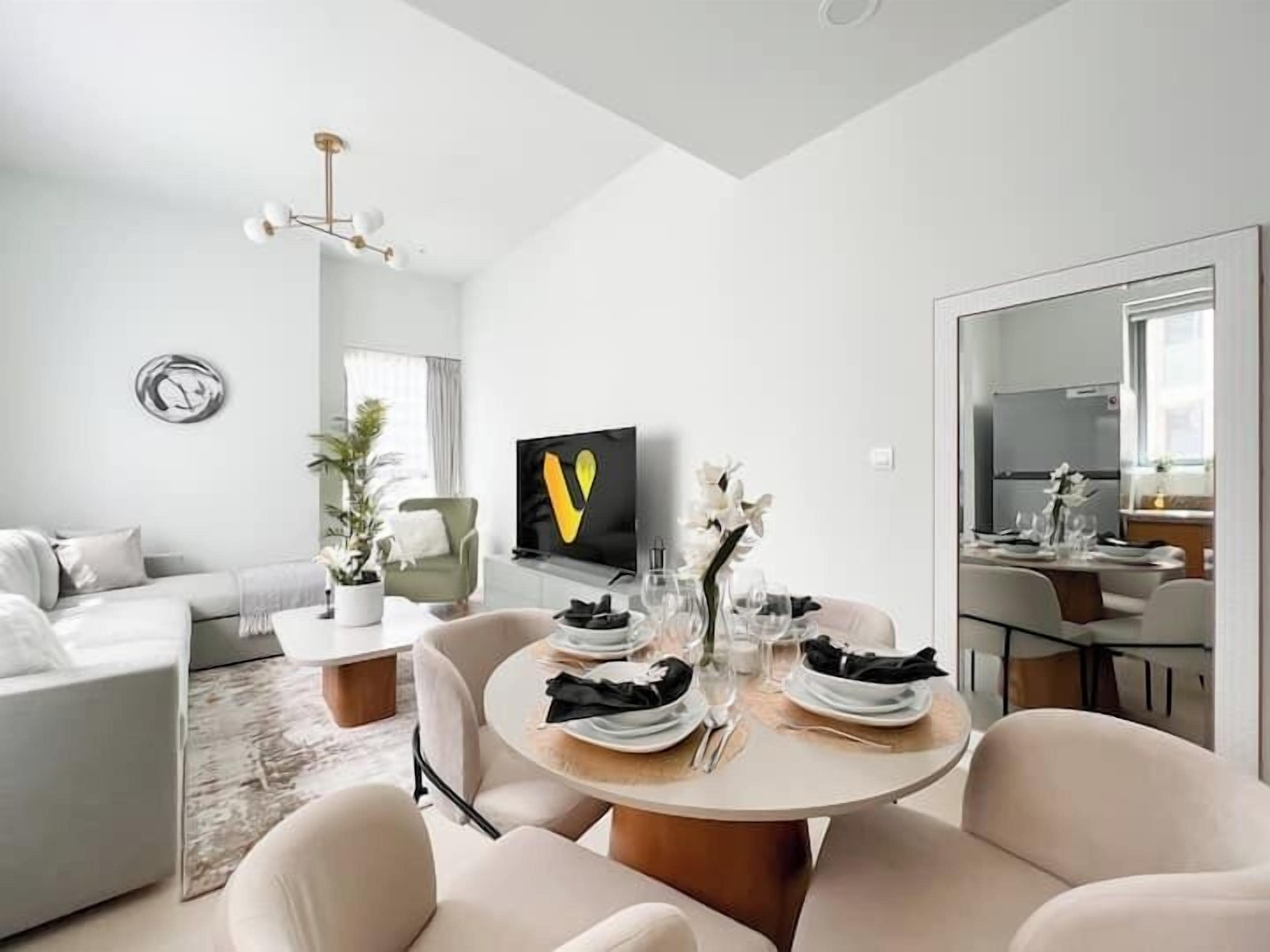 ラグジュアリー アパートメント カナルビュー | リビング エリア | 65 インチのスマートテレビ (ケーブル放送視聴可)