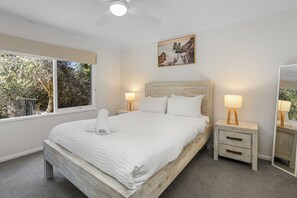 3 bedrooms, desk, iron/ironing board, travel cot - Marengo Views | 180° Clifftop Ocean Retreat (Marengo)