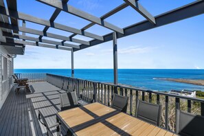 Outdoor dining - Marengo Views | 180° Clifftop Ocean Retreat (Marengo)
