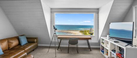 Smart-TV, Kamin, Bücher, Computerbildschirme