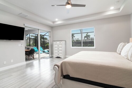 Modern Naples Park Luxurious pool spa Home • 5 Min to Beach