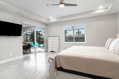 Modern Naples Park Luxurious pool spa Home • 5 Min to Beach