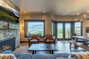 Fernseher, Kamin, Arbeitsbereiche